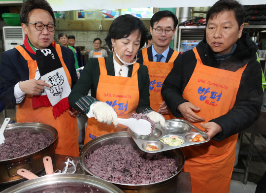 추미애 대표, 밥퍼 배식봉사   더불어민주당 추미애 대표가 12일 오전 서울 동대문구 다일공동체에서 어려운 이웃을 위한 밥퍼 무료 배식봉사를 하고 있다. 2018.2.12